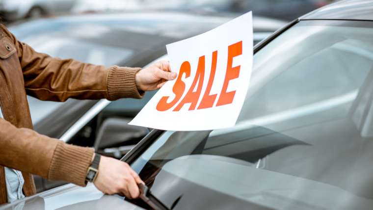 Pros & Cons of Trading in a Car vs. Selling Privately